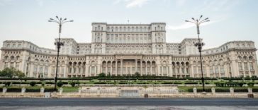 Faţada principală a Palatului Parlamentului, iluminată în culorile roşu şi albastru, la 40 de ani de când Steaua a câştigat Cupa Campionilor Europeni