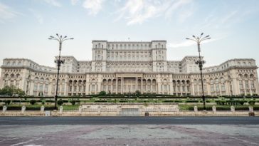 Faţada principală a Palatului Parlamentului, iluminată în culorile roşu şi albastru, la 40 de ani de când Steaua a câştigat Cupa Campionilor Europeni