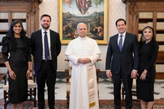 Marco Rubio se întâlneşte joi cu Papa Leon, în timp ce Trump şi-a continuat atacurile la adresa suveranului pontif. Este prima întâlnire papală cu un membru al cabinetului Trump în aproape un an. Rubio zburat la Roma fără presă, fapt neobişnuit