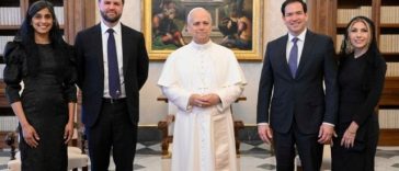 Marco Rubio se întâlneşte joi cu Papa Leon, în timp ce Trump şi-a continuat atacurile la adresa suveranului pontif. Este prima întâlnire papală cu un membru al cabinetului Trump în aproape un an. Rubio zburat la Roma fără presă, fapt neobişnuit