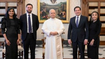 Marco Rubio se întâlneşte joi cu Papa Leon, în timp ce Trump şi-a continuat atacurile la adresa suveranului pontif. Este prima întâlnire papală cu un membru al cabinetului Trump în aproape un an. Rubio zburat la Roma fără presă, fapt neobişnuit