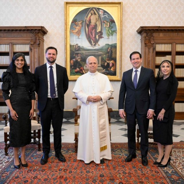 Marco Rubio se întâlneşte joi cu Papa Leon, în timp ce Trump şi-a continuat atacurile la adresa suveranului pontif. Este prima întâlnire papală cu un membru al cabinetului Trump în aproape un an. Rubio zburat la Roma fără presă, fapt neobişnuit