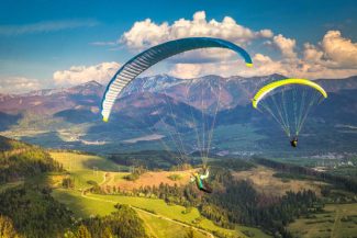 O parapantistă austriacă a scăpat miraculos de la moarte după ce a fost lovită de un avion de mici dimensiuni – VIDEO