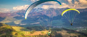 O parapantistă austriacă a scăpat miraculos de la moarte după ce a fost lovită de un avion de mici dimensiuni – VIDEO