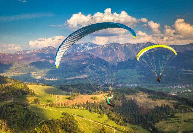 O parapantistă austriacă a scăpat miraculos de la moarte după ce a fost lovită de un avion de mici dimensiuni – VIDEO