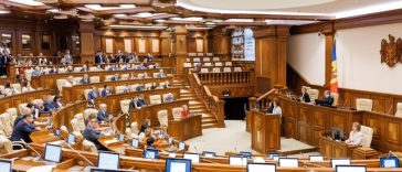 Parlamentul Republicii Moldova restricţionează utilizarea limbii ruse. Legea obligă deputaţii să ia cuvântul doar în română. Opoziţia a părăsit plenul