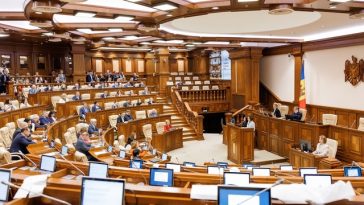 Parlamentul Republicii Moldova restricţionează utilizarea limbii ruse. Legea obligă deputaţii să ia cuvântul doar în română. Opoziţia a părăsit plenul