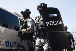 Un bărbat de 91 de ani a fost reţinut pentru agresiune sexuală/ Nonagenarul este acuzat că ar fi atins în zonele intime o fată de 15 ani, în timp ce se aflau într-un autobuz, iar pe o altă minoră ar fi agresat-o într-o staţie de autobuz