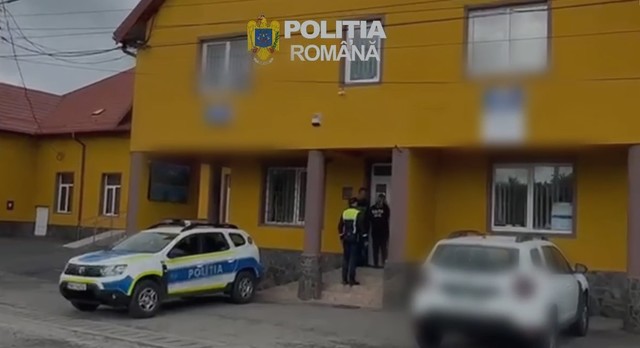 Braşov: Percheziţii într-un dosar în care reprezentanţi ai Primăriei Părău sunt suspectaţi că au renovat şi au atribuit ilegal imobile care aparţin instituţiei – VIDEO