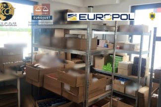 Grupare care promova şi vindea ”suplimente alimentare” despre care susţinea că pot vindeca boli grave, destructurată de poliţişti şi procurorii DIICOT/ Prejudiciul se ridică la milioane de euro/ Unii dintre clienţi renunţau la tratamentul clasic