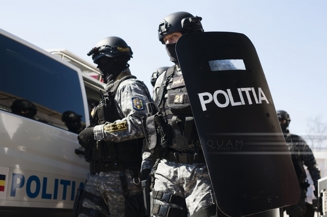 Un bărbat de 91 de ani a fost reţinut pentru agresiune sexuală/ Nonagenarul este acuzat că ar fi atins în zonele intime o fată de 15 ani, în timp ce se aflau într-un autobuz, iar pe o altă minoră ar fi agresat-o într-o staţie de autobuz