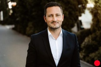 Nicu Ştefănuţă: Câţi dintre ”reprezentanţii” voştri v-au întrebat ce părere aveţi despre moţiune? / Câţi votează orbeşte indicaţiile de vot, ei fiind datori pentru locul pe listă?