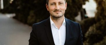 Nicu Ştefănuţă: Câţi dintre ”reprezentanţii” voştri v-au întrebat ce părere aveţi despre moţiune? / Câţi votează orbeşte indicaţiile de vot, ei fiind datori pentru locul pe listă?
