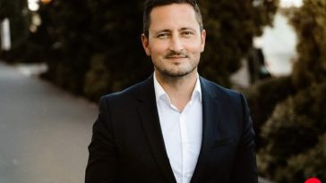Nicu Ştefănuţă: Câţi dintre ”reprezentanţii” voştri v-au întrebat ce părere aveţi despre moţiune? / Câţi votează orbeşte indicaţiile de vot, ei fiind datori pentru locul pe listă?