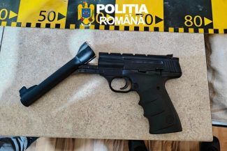 Peste 40 de percheziţii în 22 de judeţe, la persoane suspectate că ar fi cumpărat ilegal arme neletale cu potenţial letal, de pe o platformă online din Ungaria/ Ce au confiscat poliţiştii