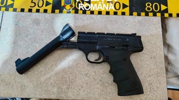Peste 40 de percheziţii în 22 de judeţe, la persoane suspectate că ar fi cumpărat ilegal arme neletale cu potenţial letal, de pe o platformă online din Ungaria/ Ce au confiscat poliţiştii