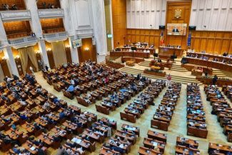 Moţiunea de cenzură PSD-AUR a fost citită în plenul comun al celor două Camere ale Parlamentului / Votul, marţea viitoare
