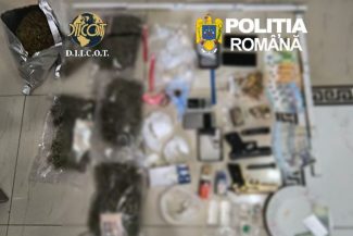 Caraş-Severin: 25 de reţinuţi, după percheziţiile domiciliare în cazul traficului de droguri de mare risc/ Ce au găsit poliţiştii la locuinţele suspecţilor
