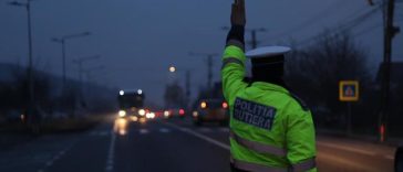 Constanţa: Bărbat care conducea băut, urmărit în trafic de poliţişti întrucât nu a oprit la semnal/ La un moment dat, el a lovit două maşini parcate şi mai mulţi copaci, după care autoturismul s-a răsturnat