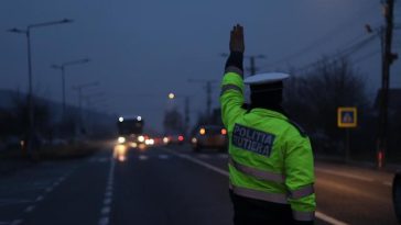 Constanţa: Bărbat care conducea băut, urmărit în trafic de poliţişti întrucât nu a oprit la semnal/ La un moment dat, el a lovit două maşini parcate şi mai mulţi copaci, după care autoturismul s-a răsturnat