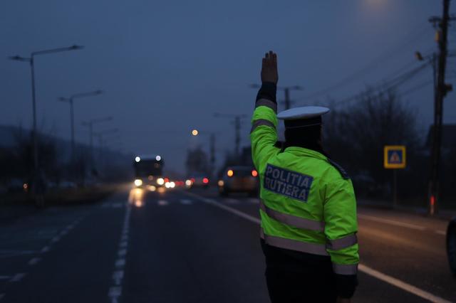Constanţa: Bărbat care conducea beat, urmărit în trafic de poliţişti întrucât nu a oprit la semnal/ La un moment dat, el a lovit două maşini parcate şi mai mulţi copaci, după care autoturismul s-a răsturnat