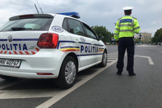 Cluj: Amendă de aproape 5.000 de lei dată unui şofer filmat în timp ce face în repetate rânduri depăşiri încălcând marcajul continuu/ El a fost filmat din elicopter şi oprit de poliţiştii din Dej – VIDEO