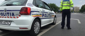 Cluj: Amendă de aproape 5.000 de lei dată unui şofer filmat în timp ce face în repetate rânduri depăşiri încălcând marcajul continuu/ El a fost filmat din elicopter şi oprit de poliţiştii din Dej – VIDEO