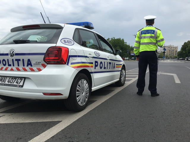 Cluj: Amendă de aproape 5.000 de lei dată unui şofer filmat în timp ce face în repetate rânduri depăşiri încălcând marcajul continuu/ El a fost filmat din elicopter şi oprit de poliţiştii din Dej – VIDEO