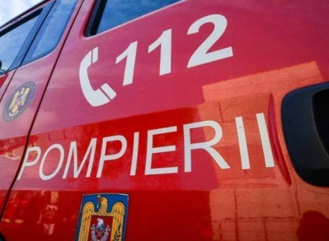 Tulcea: Incendiu puternic la o pensiune din Murighiol/ Din cauza vântului, focul s-a extins şi la o altă unitate de cazare din apropiere/ Nu sunt persoane surprinse de incendiu