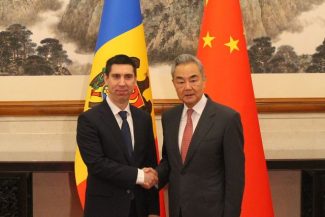 Mihai Popşoi, ministrul de externe al R. Moldova, se află în China. După ce i-a găzduit pe Trump şi Putin, Beijingul transmite că „preţuieşte” şi vrea să aprofundeze relaţiile cu Chişinăul, respectându-i opţiunea proeuropeană
