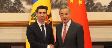 Mihai Popşoi, ministrul de externe al R. Moldova, se află în China. După ce i-a găzduit pe Trump şi Putin, Beijingul transmite că „preţuieşte” şi vrea să aprofundeze relaţiile cu Chişinăul, respectându-i opţiunea proeuropeană
