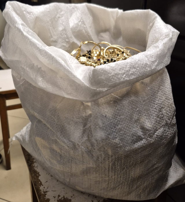 ANAF Antifraudă a confiscat 18 kilograme de aur de la o casă de amanet din Timişoara, în valoare de peste nouă milioane lei/ Metalul preţios provenea  din contracte pe care societatea nu le înregistra legal