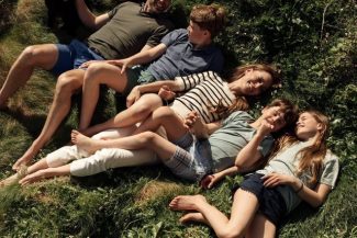 William şi Kate publică o fotografie de familie pentru a marca cei 15 ani de la căsătoria lor