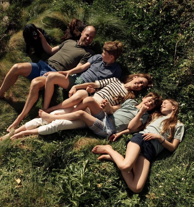 William şi Kate publică o fotografie de familie pentru a marca cei 15 ani de la căsătoria lor