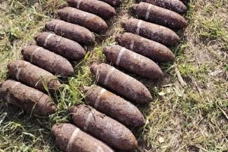 Muniţie descoperită într-o localitate din judeţul Iaşi, în timpul săpăturilor pentru realizarea unui gard/ Cele 71 de proiectile perforante şi cele 21 de proiectile explozive au fost ridicate de pirotehnicieni