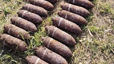 Muniţie descoperită într-o localitate din judeţul Iaşi, în timpul săpăturilor pentru realizarea unui gard/ Cele 71 de proiectile perforante şi cele 21 de proiectile explozive au fost ridicate de pirotehnicieni
