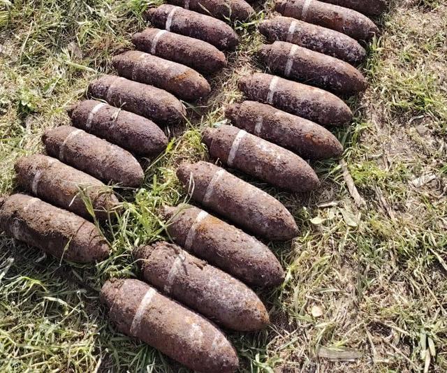 Muniţie descoperită într-o localitate din judeţul Iaşi, în timpul săpăturilor pentru realizarea unui gard/ Cele 71 de proiectile perforante şi cele 21 de proiectile explozive au fost ridicate de pirotehnicieni