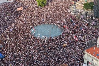 Protest masiv la Belgrad. Manifestanţii s-au ciocnit cu forţele de ordine