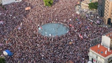 Protest masiv la Belgrad. Manifestanţii s-au ciocnit cu forţele de ordine