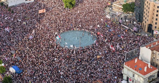 Protest masiv la Belgrad. Manifestanţii s-au ciocnit cu forţele de ordine