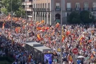 Protest la Madrid cu zeci de mii de oameni pentru a cere demisia premierului. Un grup de manifestanţi a încercat să treacă de barierele din jurul reşedinţei lui Pedro Sanchez
