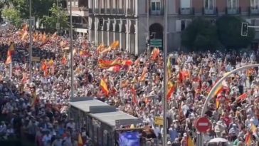 Protest la Madrid cu zeci de mii de oameni pentru a cere demisia premierului. Un grup de manifestanţi a încercat să treacă de barierele din jurul reşedinţei lui Pedro Sanchez