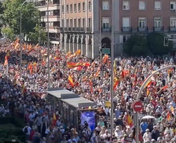Protest la Madrid cu zeci de mii de oameni pentru a cere demisia premierului. Un grup de manifestanţi a încercat să treacă de barierele din jurul reşedinţei lui Pedro Sanchez