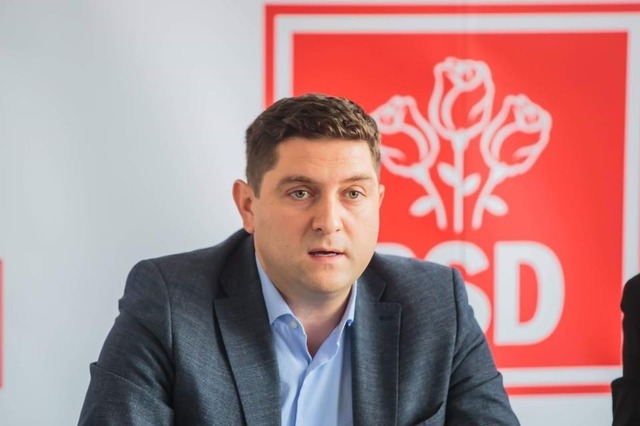 Şeful PSD Iaşi, Bogdan Cojocaru, îl acuză pe preşedintele Consiliului Judeţean, liberalul pe Costel Alexe, că nu a atras fonduri europene sau guvernamentale consistente: A punctat la alte capitole. Şi-a sporit averea şi a adunat dosare penale