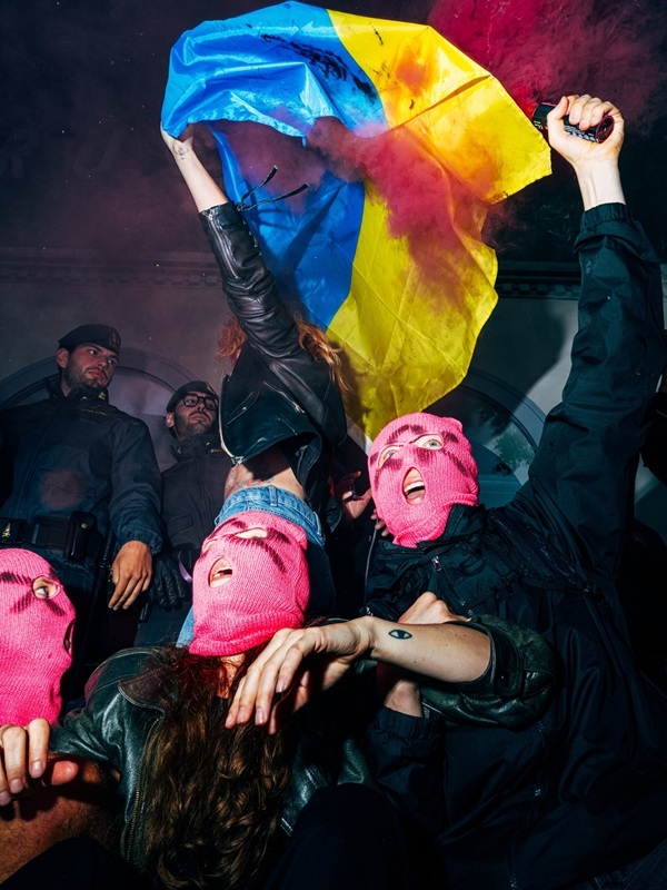 Protestul formaţiei Pussy Riot la Bienala de la Veneţia a determinat închiderea temporară a pavilionului Rusiei/ Manifestaţie ANGA faţă de participarea Israelului/ VIDEO