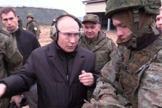 Putin le şterge, prin lege, datoriile de până la 120.000 € ale recruţilor care luptă timp de un an în Ucraina