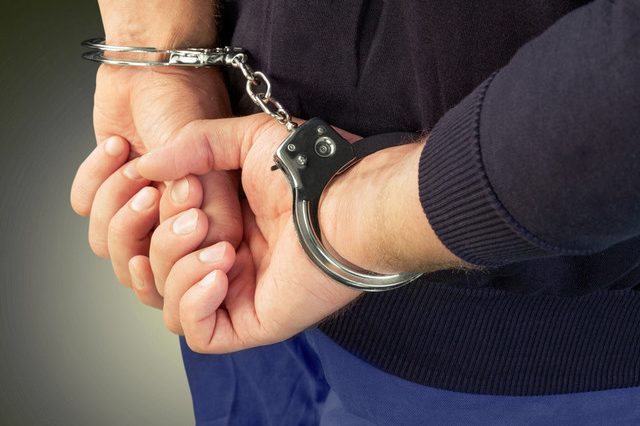 Doi agenţi de poliţie de la arestul Secţiei 19 Bucureşti, reţinuţi pentru luare de mită, fiind suspectaţi că au primit bani de la o femeie pentru a-i permite accesul în arest, la un deţinut. Cei doi, prinşi în flagrant delict
