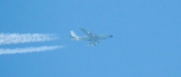 Un avion britanic de spionaj de tip Rivet Joint, neînarmat, ”interceptat în mod periculos” de două avioane ruseşti de vânătoare de tip Su-35 şi Su-27 deasupra Mării Negre, denunţă Londra. Aeronava RAF efectua un zbor de rutină NATO de securizare a flancul