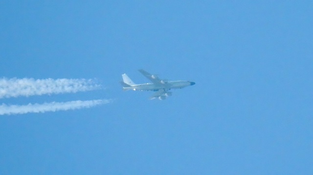 Un avion britanic de spionaj de tip Rivet Joint, neînarmat, ”interceptat în mod periculos” de două avioane ruseşti de vânătoare de tip Su-35 şi Su-27 deasupra Mării Negre, denunţă Londra. Aeronava RAF efectua un zbor de rutină NATO de securizare a flancul