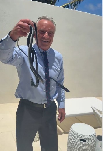 Robert Kennedy Jr. publică un videoclip în care apare prinzând doi şerpi cu mâinile goale – VIDEO
